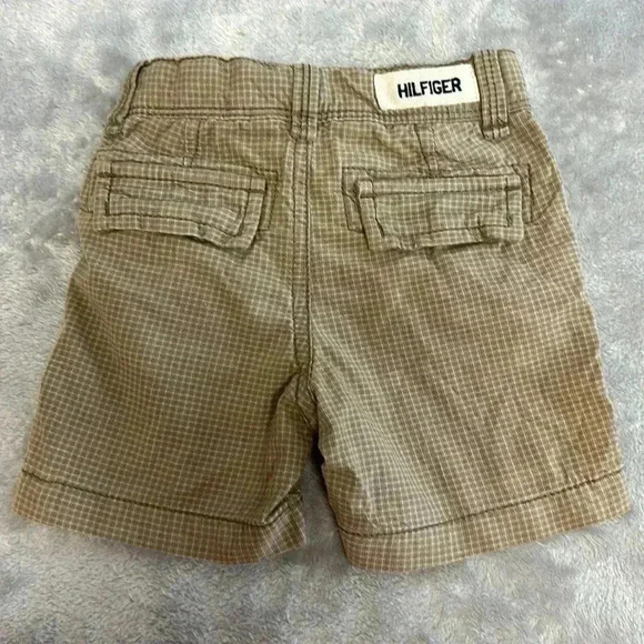 Tommy Hilfiger and OshKosh - 2 piece infant set. Size 6/6-9 months - Picture 7 of 7